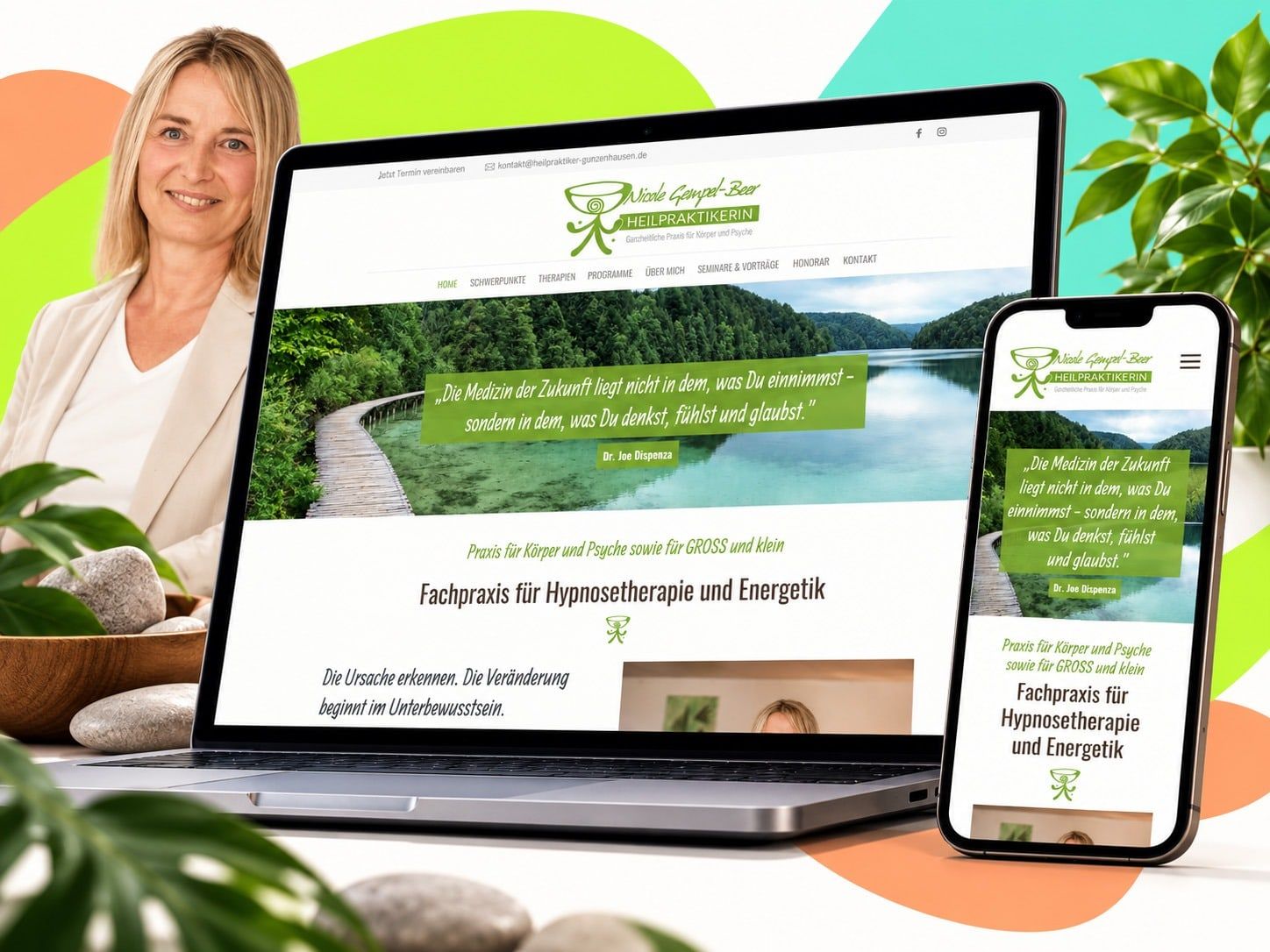 Die Website der Heilpraktikerin Nicole Gempel-Beer auf Laptop und Smartphone mit Seeufer-Foto und grünem Logo, links ein Porträt der Heilpraktikerin zwischen Pflanzen und Steinen